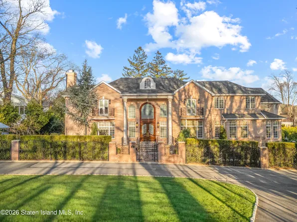 120 College Pl, Staten Island, NY 10304