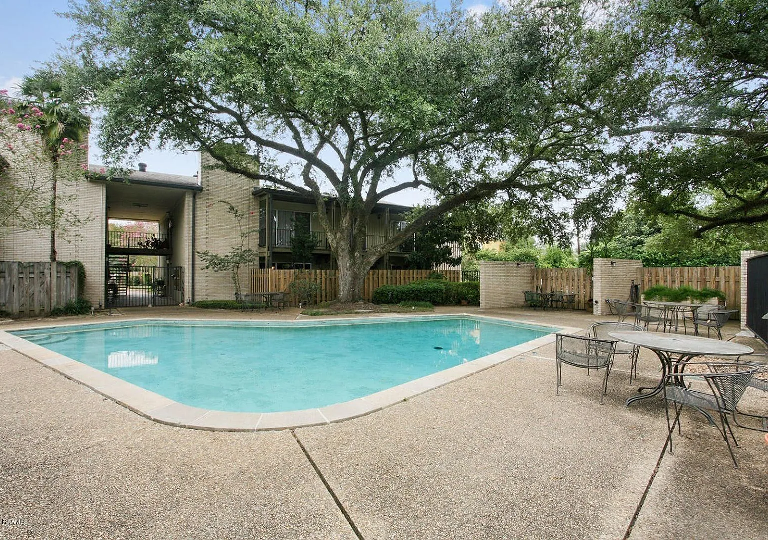 1008 S College Rd — Photo 2