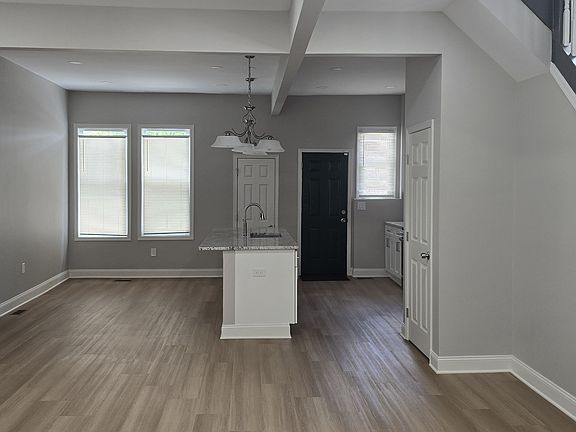 5th image of 2513 Reisterstown Rd