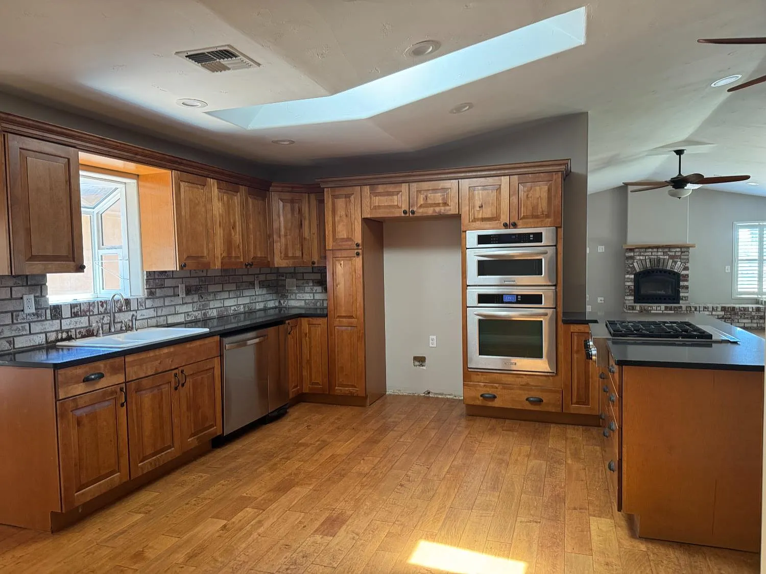 3 bed, 2758 sqft, $3,500 — Photo 2