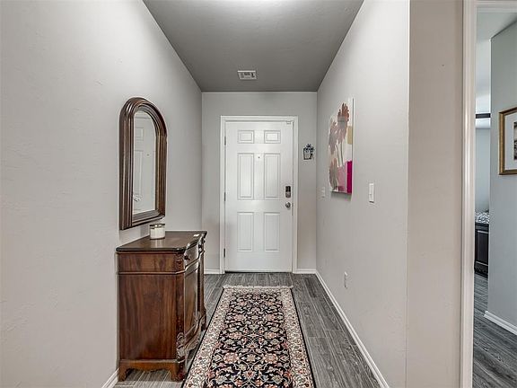 3rd image of 1708 Victoria St