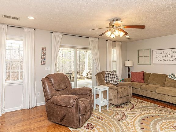 5th image of 488 Oak Hill Dr