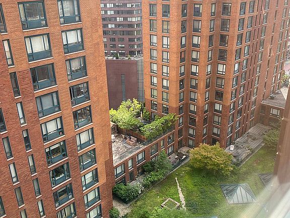 5th image of 1 Irving Pl APT G20h