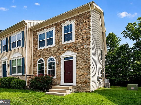 2nd image of 46118 Thoroughbred Way #46118