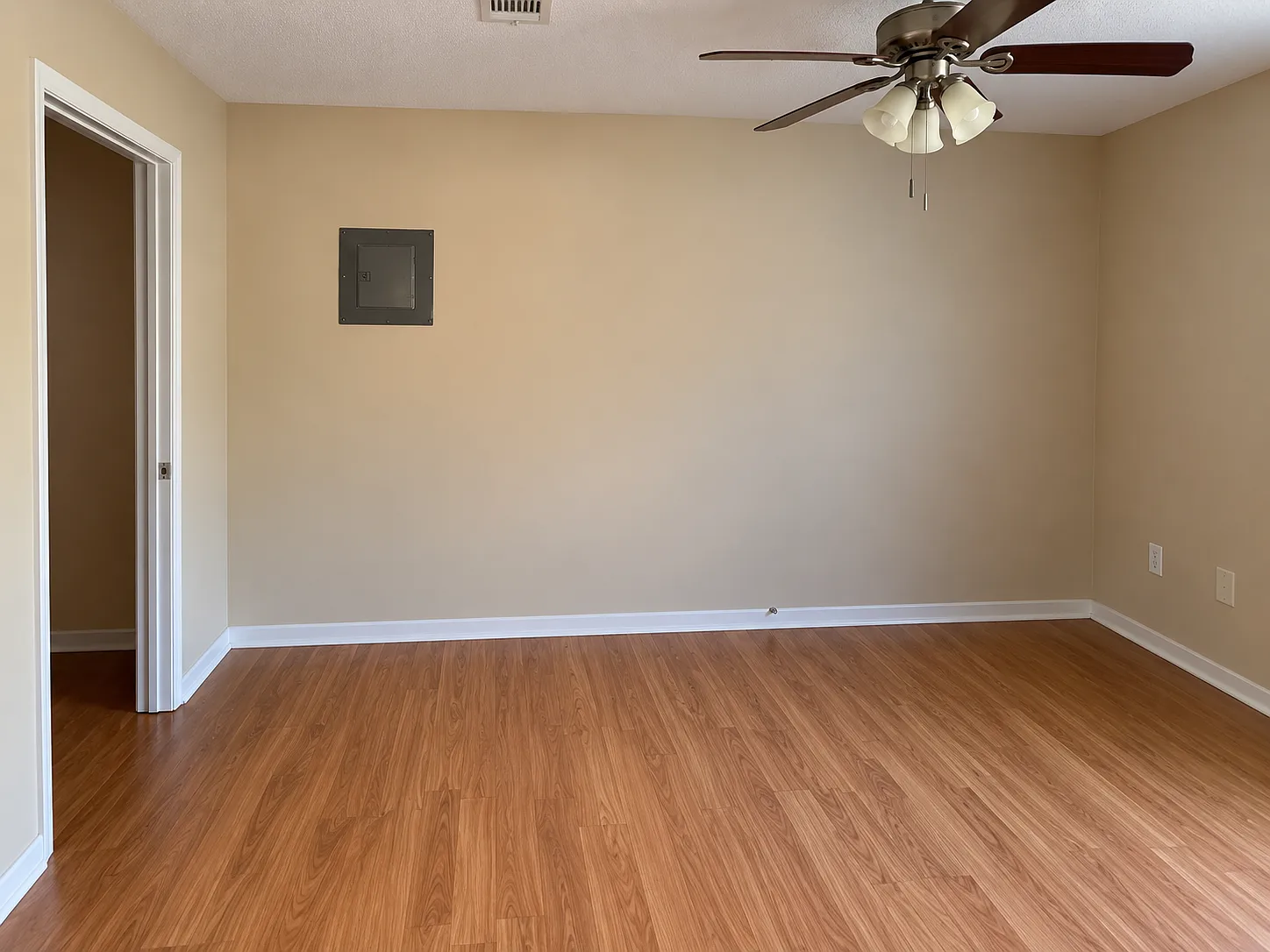 3 bed, 1026 sqft, $1,300 — Photo 3