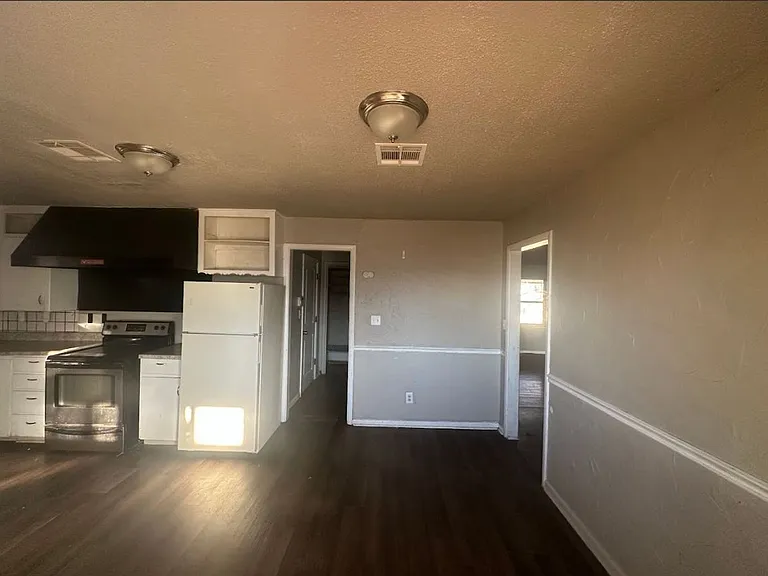 5900 S Blackwelder Ave — Photo 4