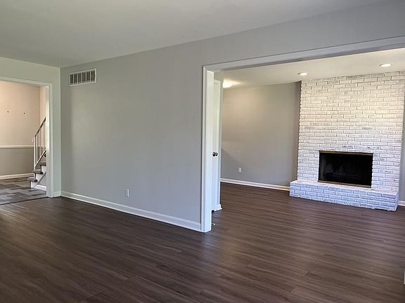 4th image of 532 Bainbridge Dr