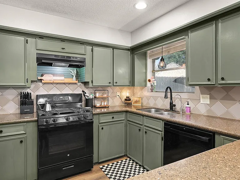 1819 Meadow Creek Dr — Photo 13