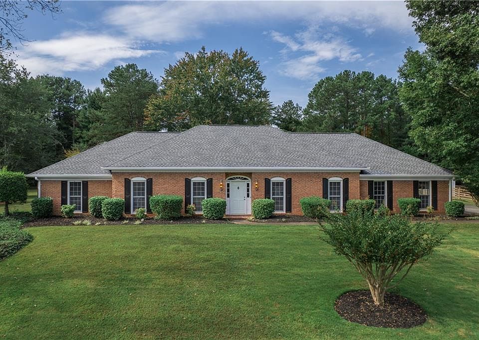 1st image of 365 Saddle Creek Cir