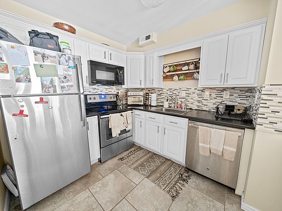 2nd image of 1121 Albion St APT 909