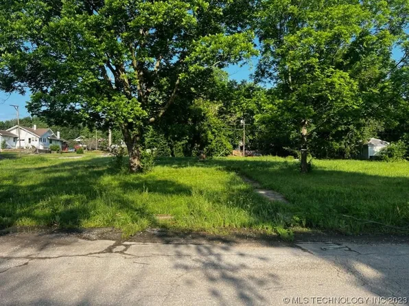 407 N Maple St, Nowata, OK 74048