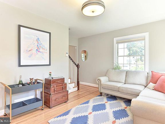 4th image of 1820 Leslie Ave
