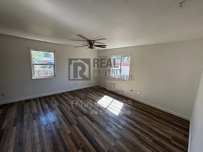 910 E 9th St #B — Photo 3
