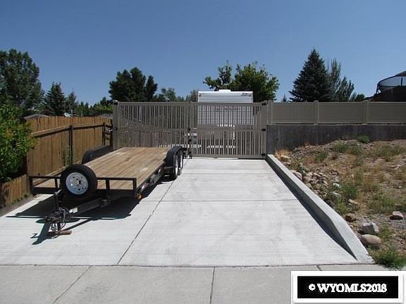 4th image of 1025 Evergreen Way