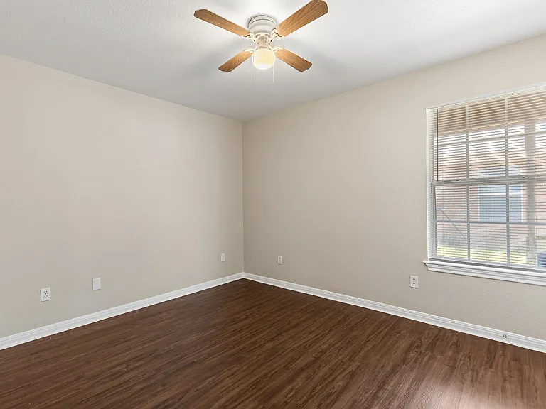 217 E East Craven Ave — Photo 9
