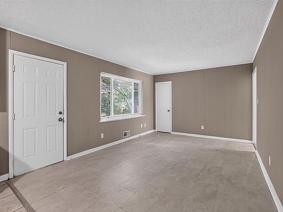 4th image of 109 Nekoma Dr