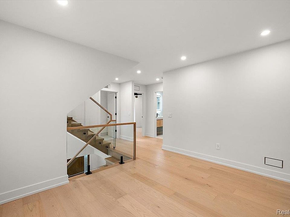 673 E Forteen Mile Rd, photo 23