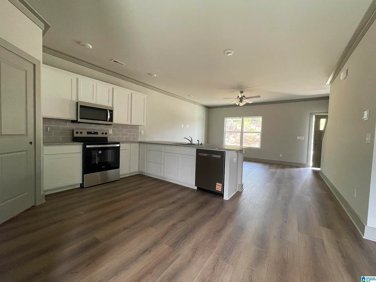 5 bed, 3.0 bath, 2050 sqft, $2,400 — Photo 4