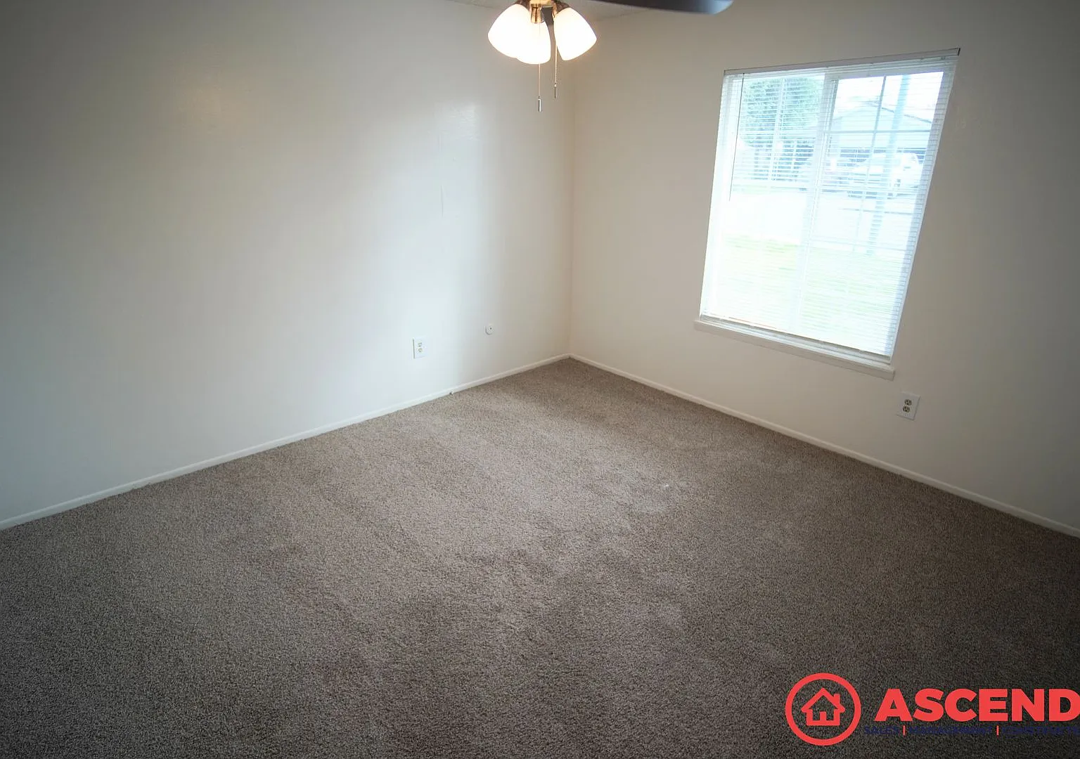 Beautiful Home in Southwest Bakersfield — Photo 4