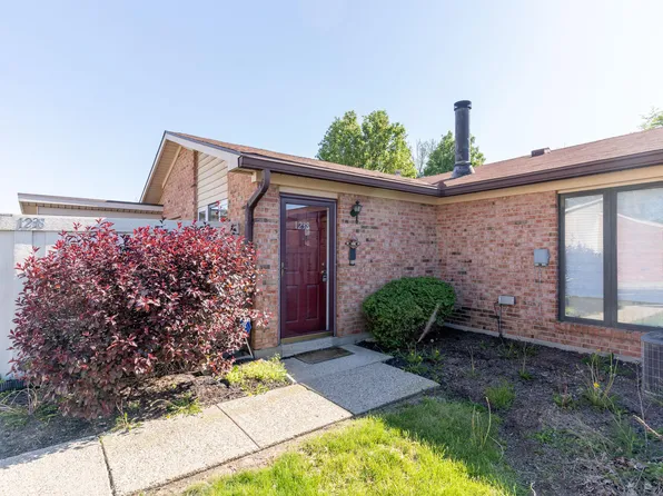 1238 Hollowbrook Dr, Dayton, OH 45458