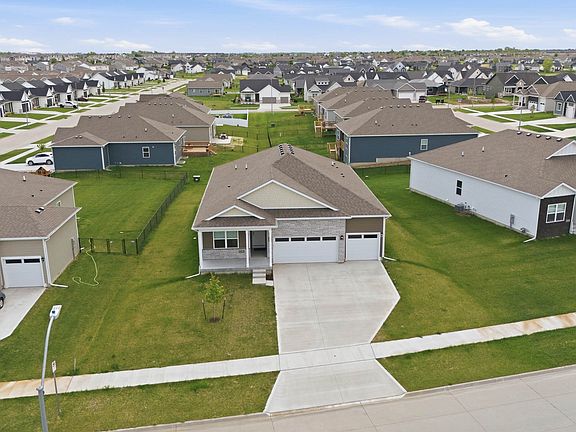 2nd image of 2811 NW Cedarwood Dr