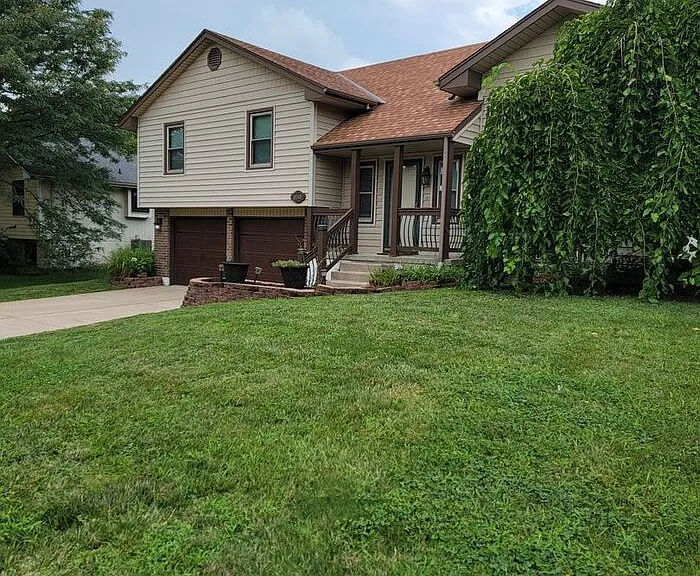 18500 E Arrowhead Ln — Photo 2