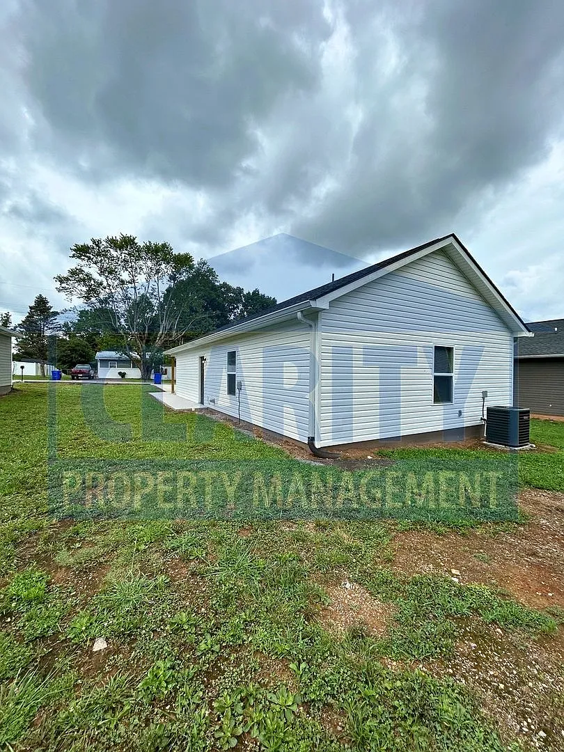 Single level, three bedroom home! — Photo 4