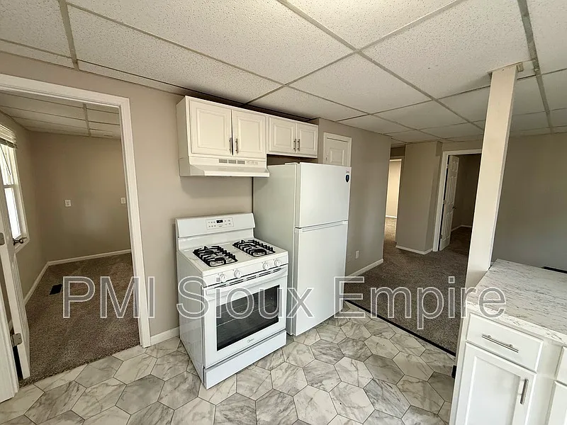 3 bed, 1.0 bath, 950 sqft, $1,000 — Photo 2