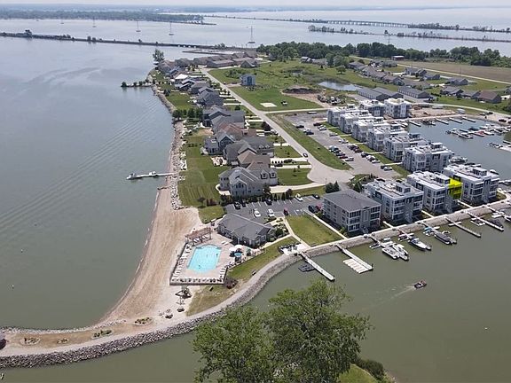 4th image of 2572 S Waterside Ct Unit 332