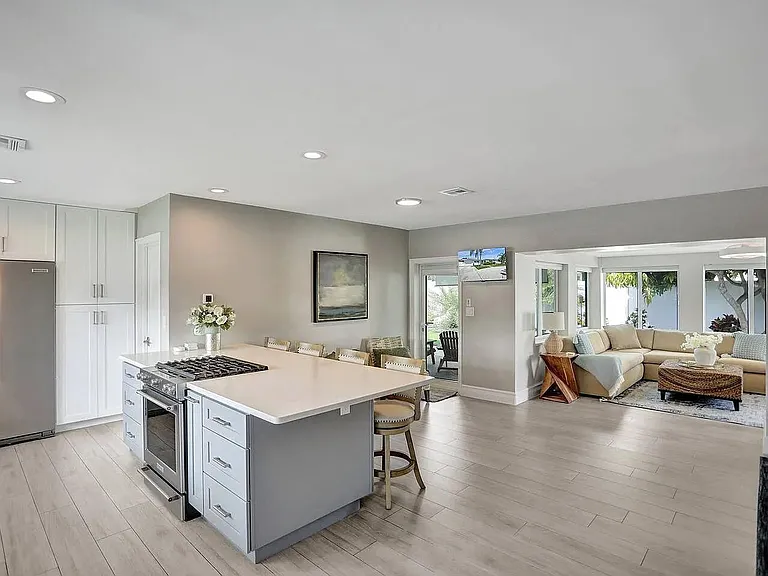 604 NE 25th Ave — Photo 4