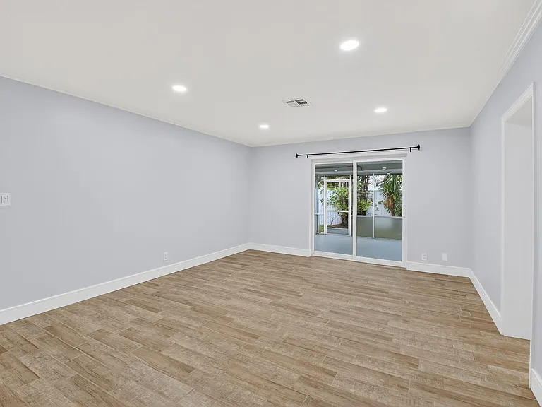 725 Heron Dr — Photo 18