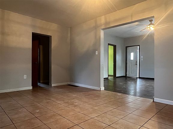 3rd image of 706 E 1st Ave
