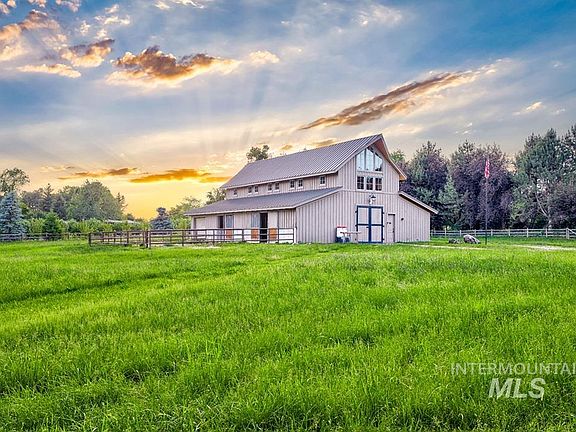3rd image of 3095 N Holl Dr