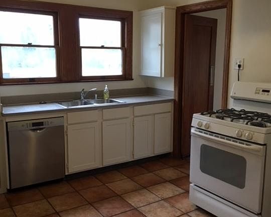 4th image of 805 S Sycamore Ave