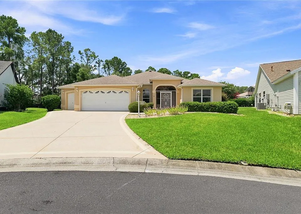 1304 De La Garza Pl