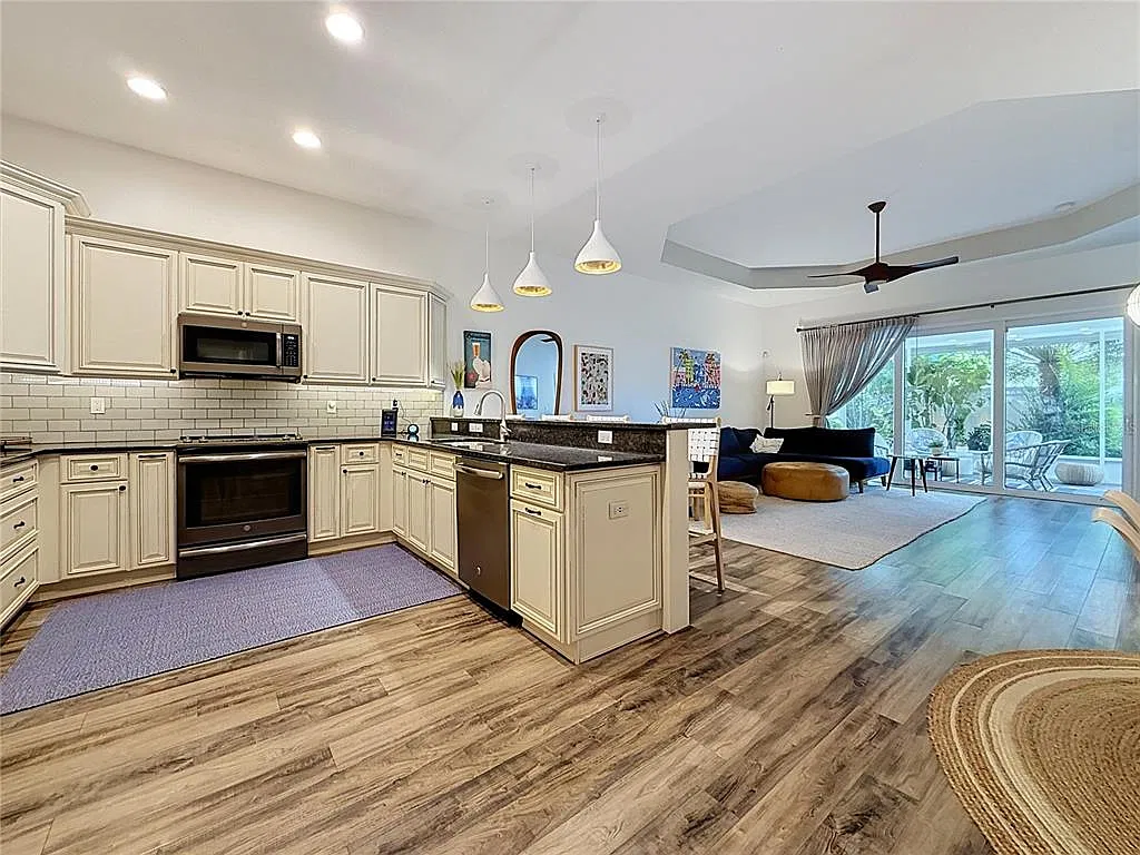 3 bed, 2.0 bath, 1401 sqft, $4,750 — Photo 4