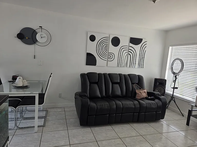 2121 W Rambla St — Photo 3
