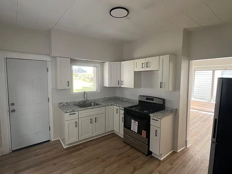 1714 Victoria Ave — Photo 5