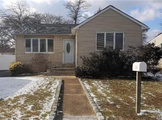 323 S 15th St, Lindenhurst, NY 11757