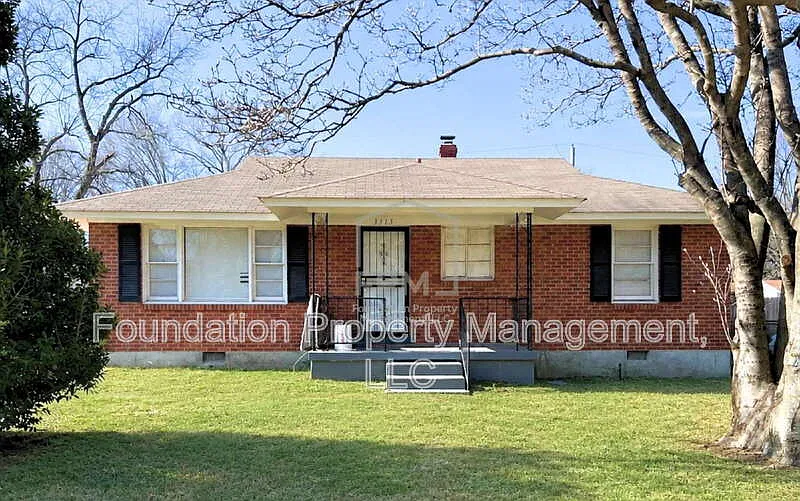 3 bed, 1.0 bath, 975 sqft, $945 — Photo 1
