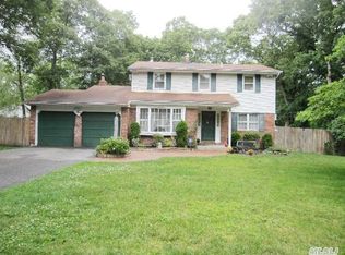 5 Hagen Ct, Coram, NY 11727