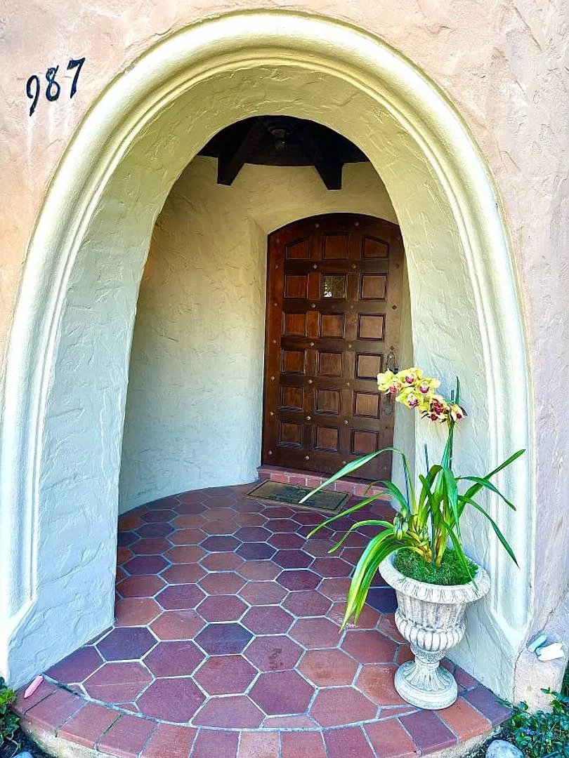 Custom Designer Mediterranean Style Rental with Pool — Photo 2