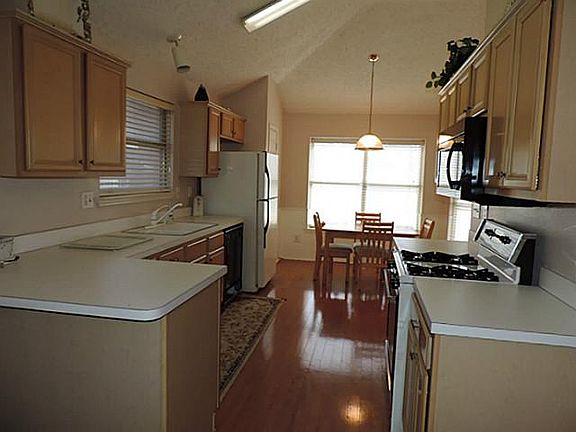 4th image of 208 Ember Glen Dr