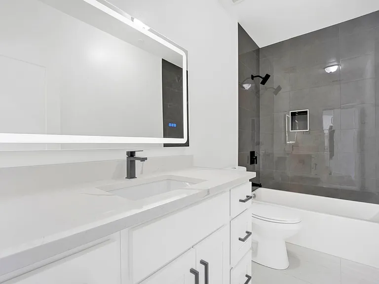 4350 W Lawrence Ave #405 — Photo 8