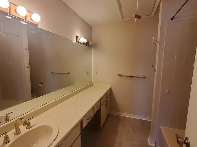 552 Observatory Dr — Photo 16