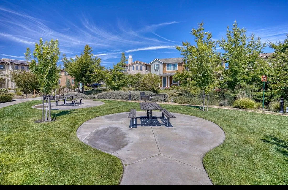4 bed, 2079 sqft, $4,100 — Photo 3