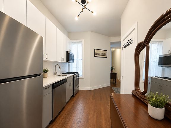 4th image of 285 Cornelia St APT 1l
