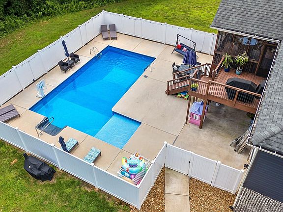 5th image of 72 Farm View Cir
