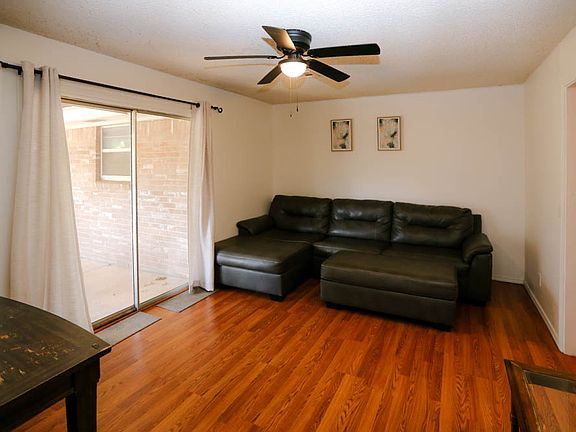 4th image of 910 E Will Rogers Dr