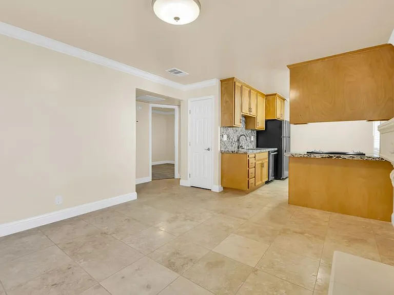 2418 V St #4 — Photo 2